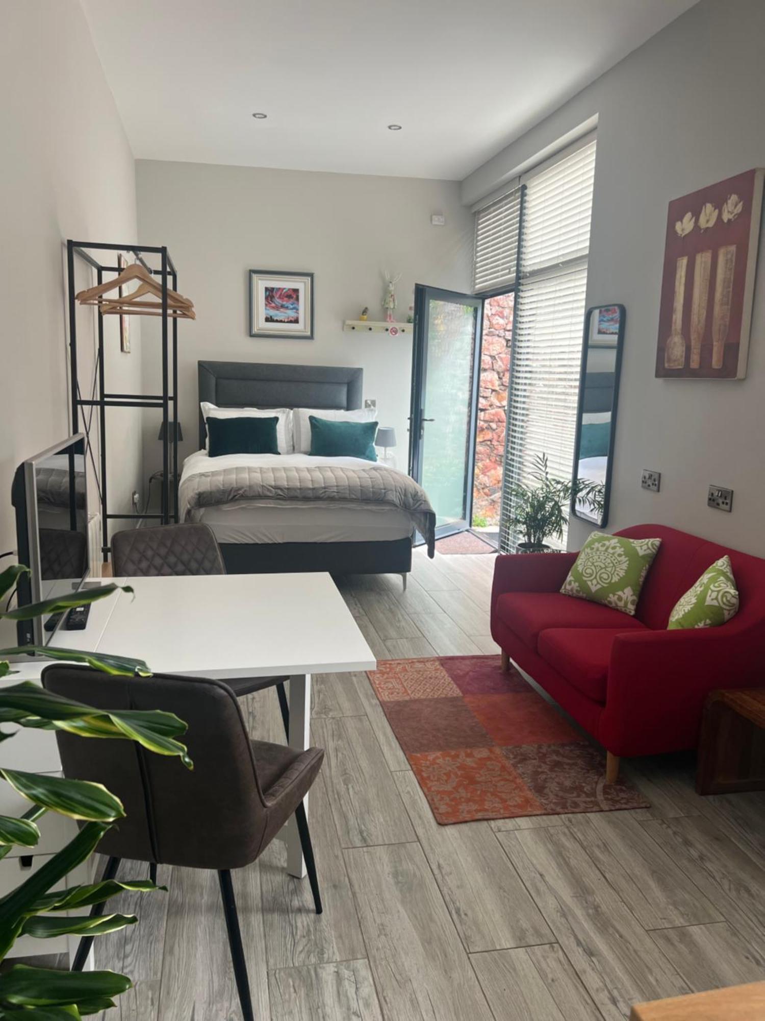 Hugo Mews Bright Studio Apartment Bray Luaran gambar